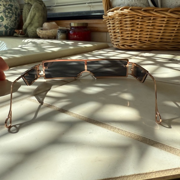 Black Rectangular Sunglasses - Picture 3 of 4